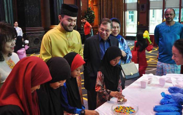 300 orphans and stateless children flock to Sunway Pyramid for Raya shopping spree