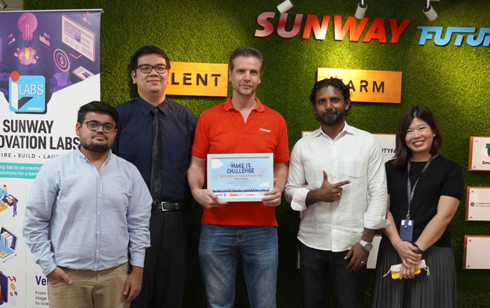 Sunway iLabs Director Matt Van Leeuwen and iLabs Foundry Director Karen Lau Kai Zhia alongside students of Sunway University posing with the Make It Challenge plaque at Sunway FutureX.