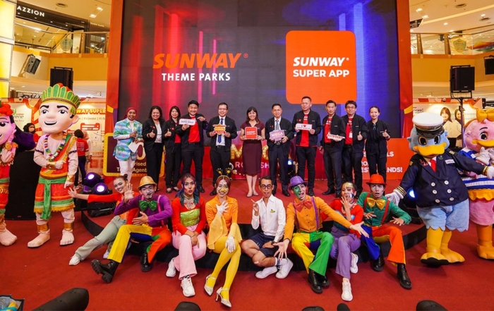 A full landscape shot of YB Teo Nie Ching alongside Sunway Group leaders Tan Sri Chew Chee Kin, Nik Tasha, Lew Yen Fong, Kevin Khoo, Evan Cheah, Chan Hoi Choy, Calvin Ho, Kong Beng Kuin, and Michelle Soong