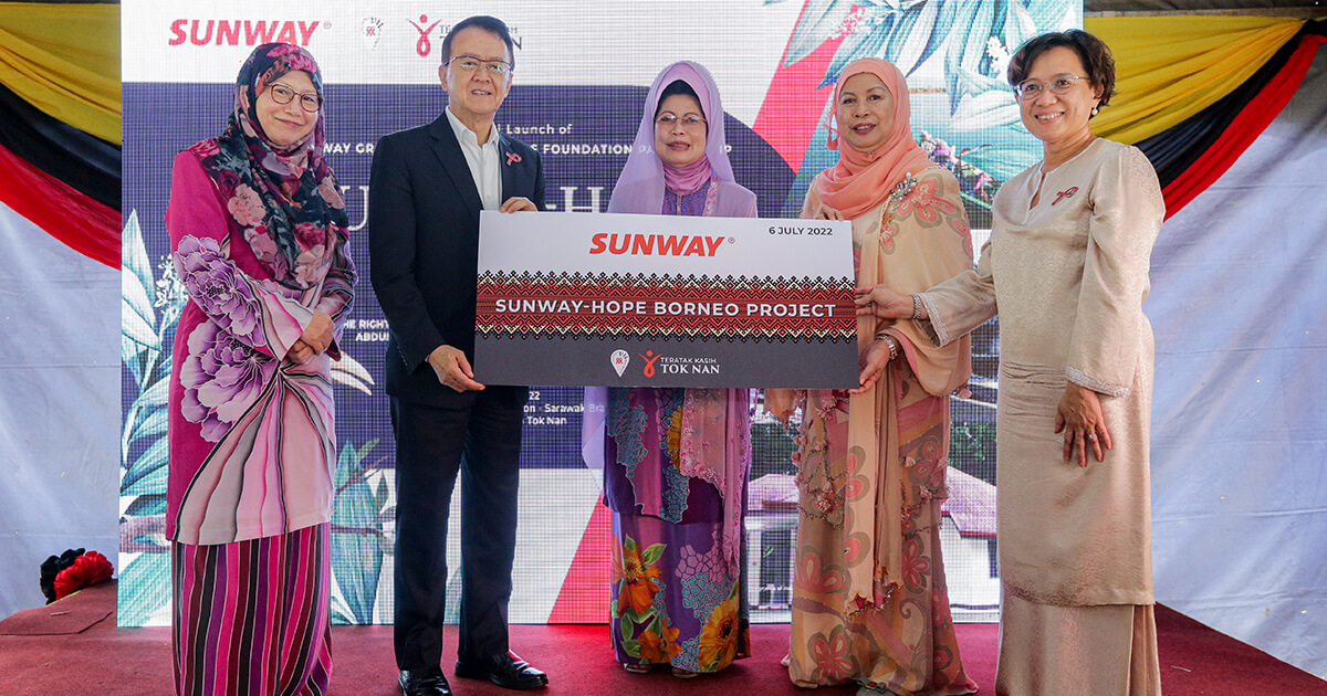 Tan Sri Sir Dr. Jeffrey Cheah hands over a mock cheque to the Sarawak government on the stage for the MAF-Sunway HOPE Borneo Project.