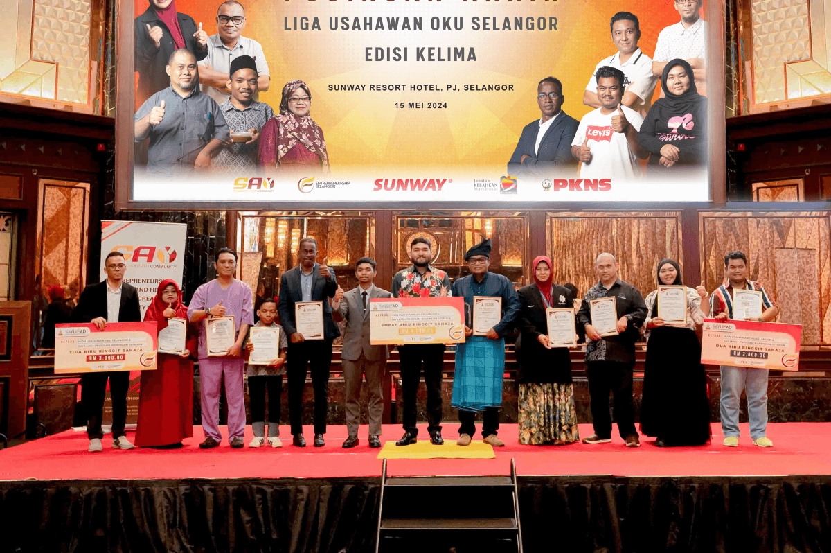 Duli Yang Teramat Mulia Tengku Amir Shah Ibni Sultan Sharafuddin Idris Shah Alhaj, prince of Selangor handing out mock cheques and certificates to the participants and winners of Sunway LEAD competition.