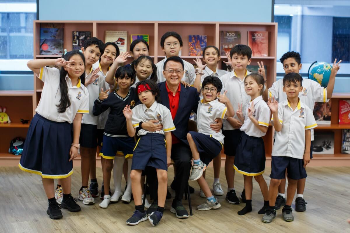 Tan Sri Sir Dr. Jeffrey Cheah with children at Sunway International School (SIS)