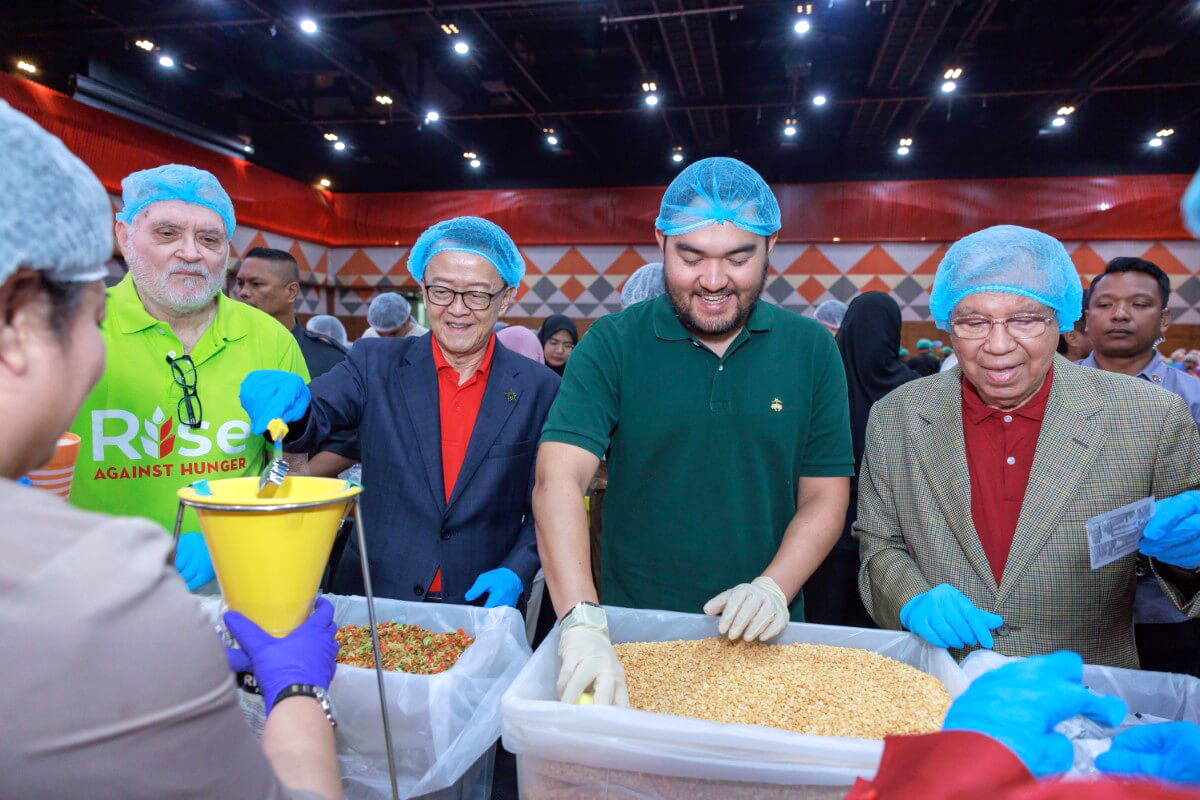 His Highness Tengku Amir Shah Ibni Sultan Sharafuddin Idris Shah Alhaj, Raja Muda Selangor and Tan Sri Sir Dr. Jeffrey Cheah packing meals at Sunway Pyramid Convention Centre for the Rise Against Hunger 2024 event.