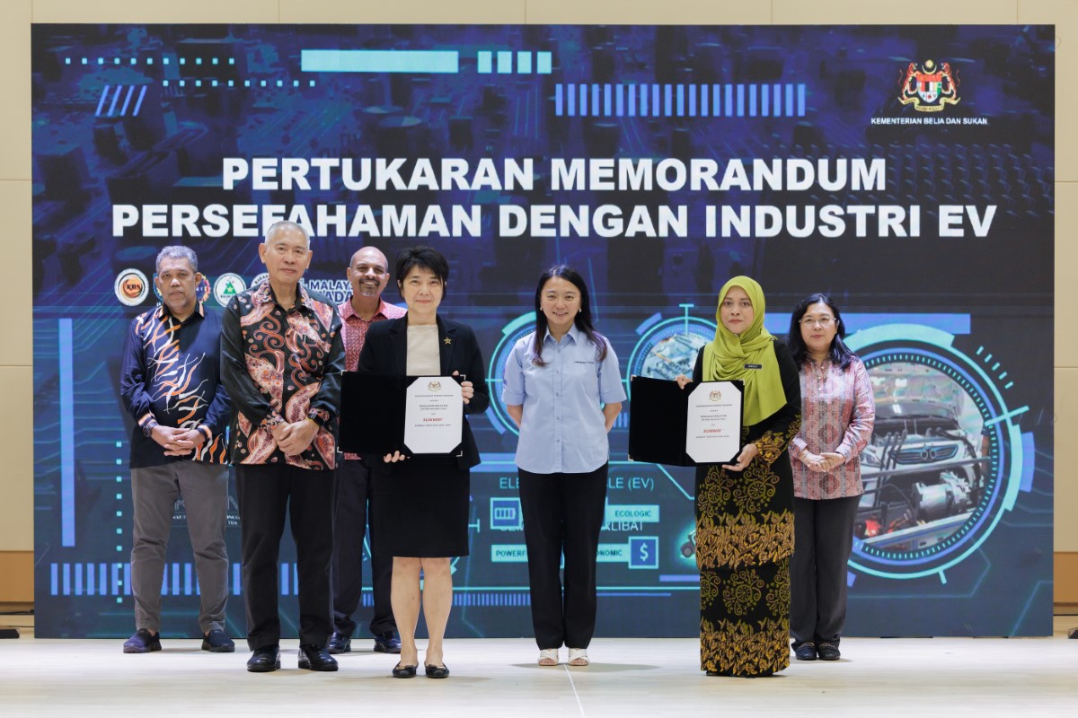 A shot of Sunway Group chief human resource officer Ms. Foo Shiang Wyne alongside Minister of Youth and Sports of Malaysia, Hannah Yeoh at the MoU signing, establishing a partnership with the National Youth Advance Skills Training Institute (IKTBN) in Dusun Tua