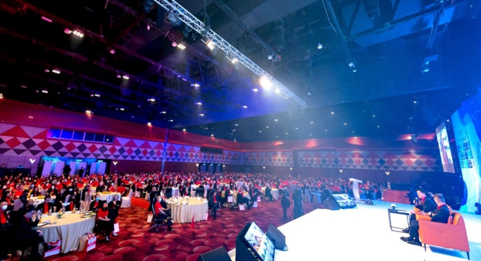 A wide angled shot of Sunway staff at Sunway Leaders Conference 2022. With Sunway Group founder and chairman Tan Sri Sir Dr. Jeffrey Cheah and Sunway Group president Tan Sri Dato' (Dr.) Chew Chee Kin on stage.