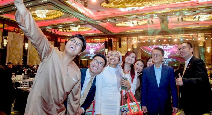 A mid shot of Sunway staff taking a selfie with Tan Sri Sir Dr. Jeffrey Cheah at Sunway Resort Hotel