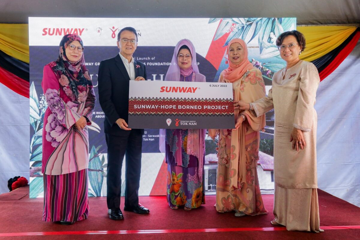 Tan Sri Sir Dr. Jeffrey Cheah hands over a mock cheque to the Sarawak government on the stage for the MAF-Sunway HOPE Borneo Project.