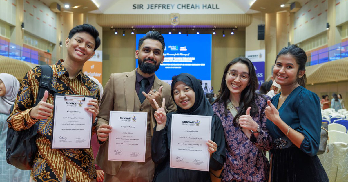 A diverse group of Jeffrey Cheah Foundation (JCF) scholarship recipients were happy at the JCF scholarship awarding ceremony. They are holding up their certificates.