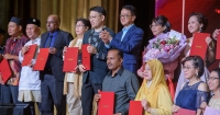 Tan Sri Sir Dr Jeffrey Cheah taking a photo with long serving staff of 30 years during Group annual dinner 2024