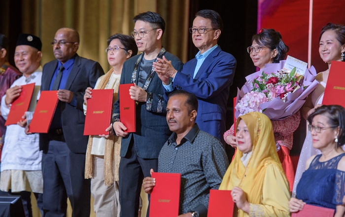 Tan Sri Sir Dr Jeffrey Cheah taking a photo with long serving staff of 30 years during Group annual dinner 2024