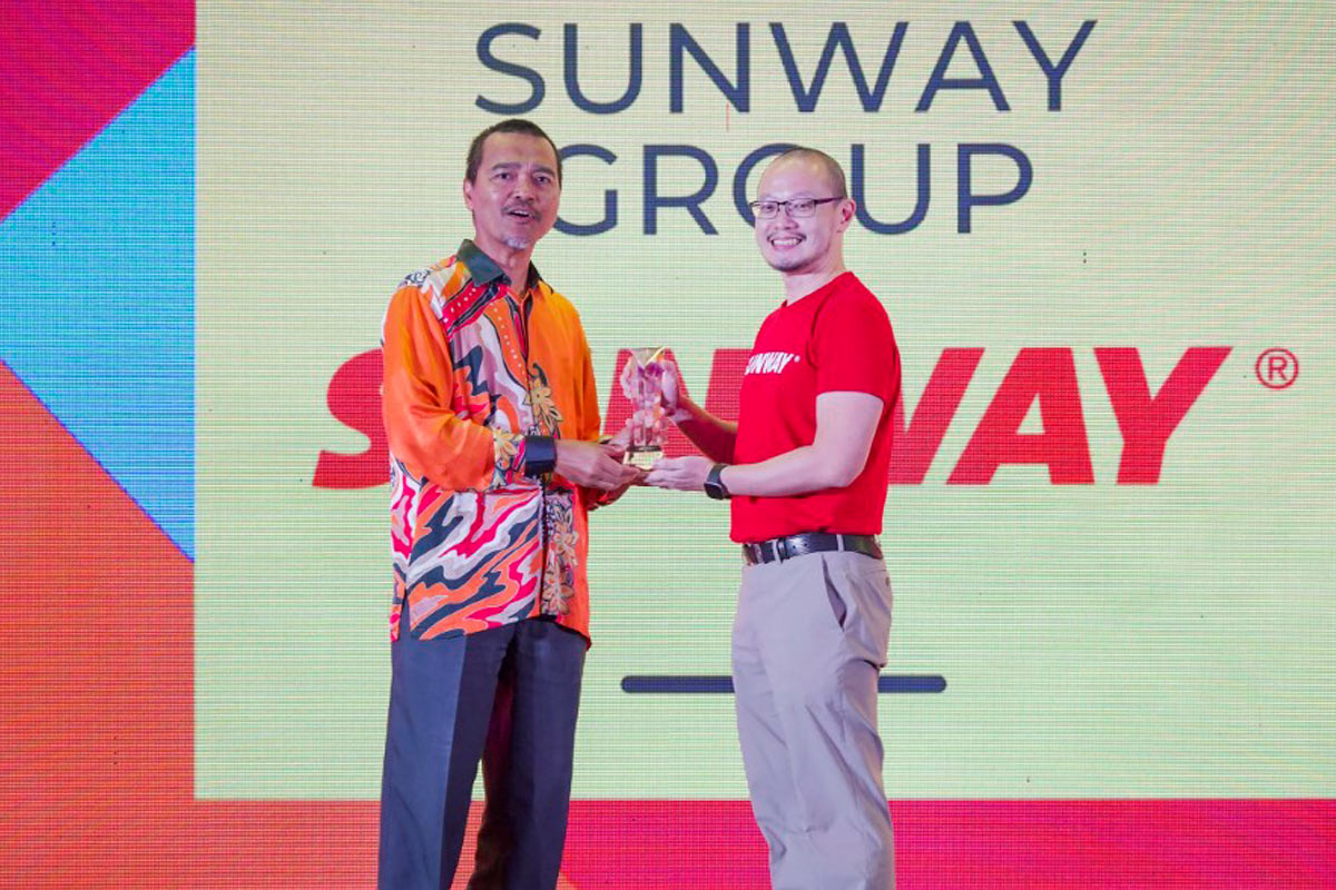 Mr Leonard receiving the Most Supportive Industry Partner award on behalf of Sunway Group from the Malaysia Venture Capital and Private Equity Association (MVCA) at the MVCA Awards 2021/2022