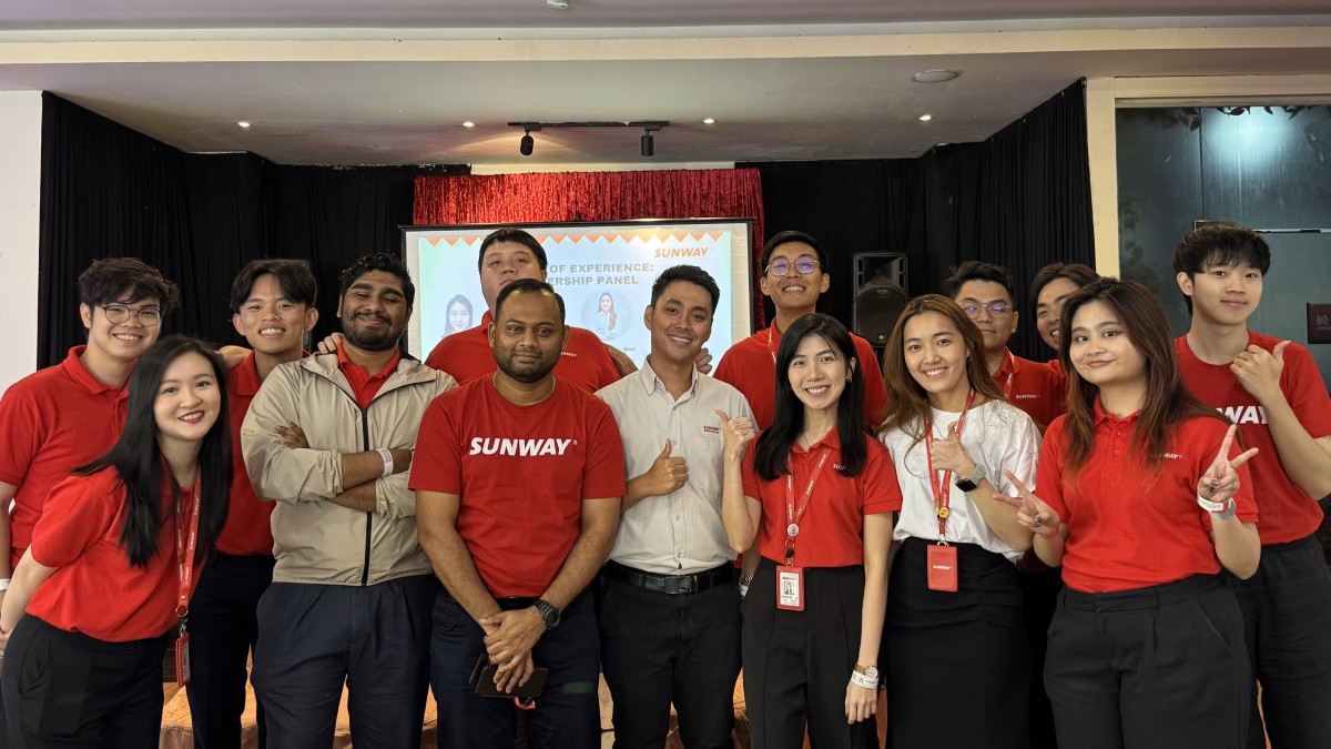 The Sunway Managemet Associates with their seniors from the Sunway Managerial Advancement for Recruited Talents (SMART) Programme.