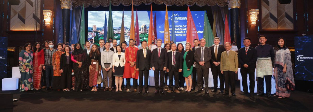 A group photo of UN-SDSN's launch at Sunway City Kuala Lumpur, featuring Sunway Group founder and chairman Tan Sri Sir Dr. Jeffrey Cheah, UN-SDSN President and Sunway University Sir Jeffrey Cheah Honorary Distinguished Professor Jeffrey Sachs, and other delegates.