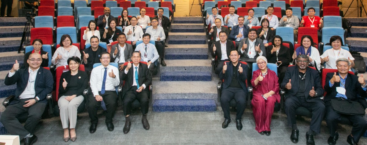 Sunway’s leaders taking a photo together.